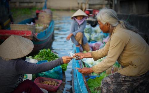 Với 10.000 – 20.000 đồng du khách sẽ được ngồi trên ghe dạo toàn cảnh khu chợ. Ảnh: Saigonphoto